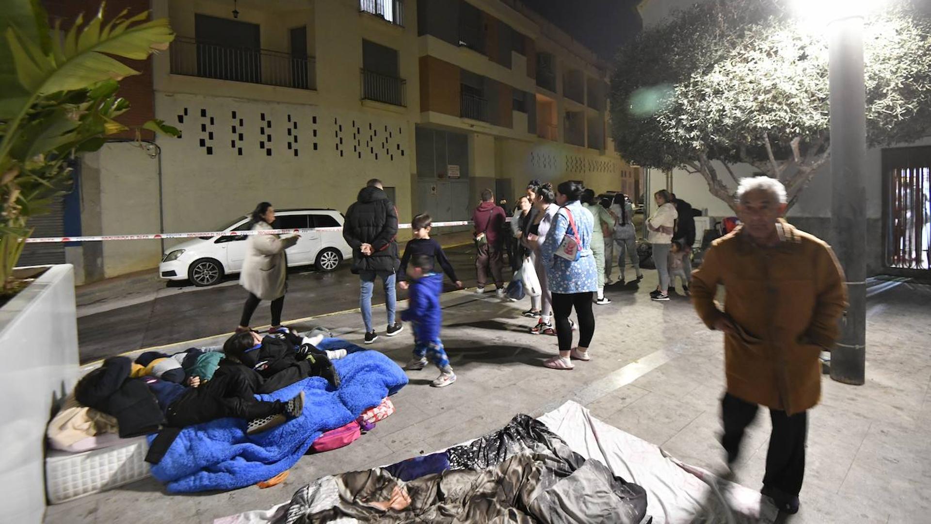 Quince Familias Desalojadas De Un Edificio Que Okupaban Salen A La